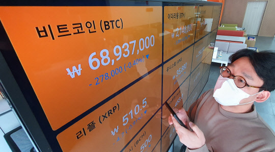 지난 15일 빗썸 서울 강남센터 전광판에 비트코인 가격 정보가 나오고 있다. 연합뉴스